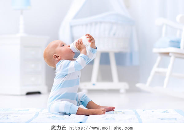 可爱的宝宝喝奶的宝宝简约风格室内卧室婴儿房儿童房建筑整齐室内设计